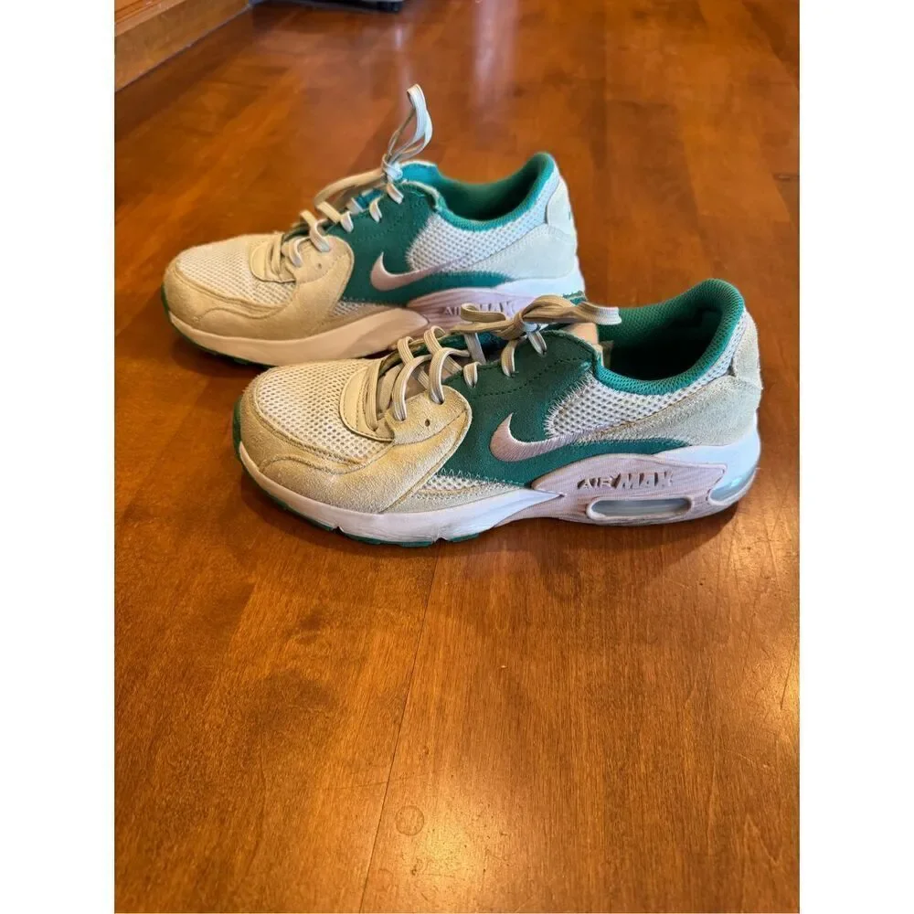 Woman’s Nike Air max sneakers size 8